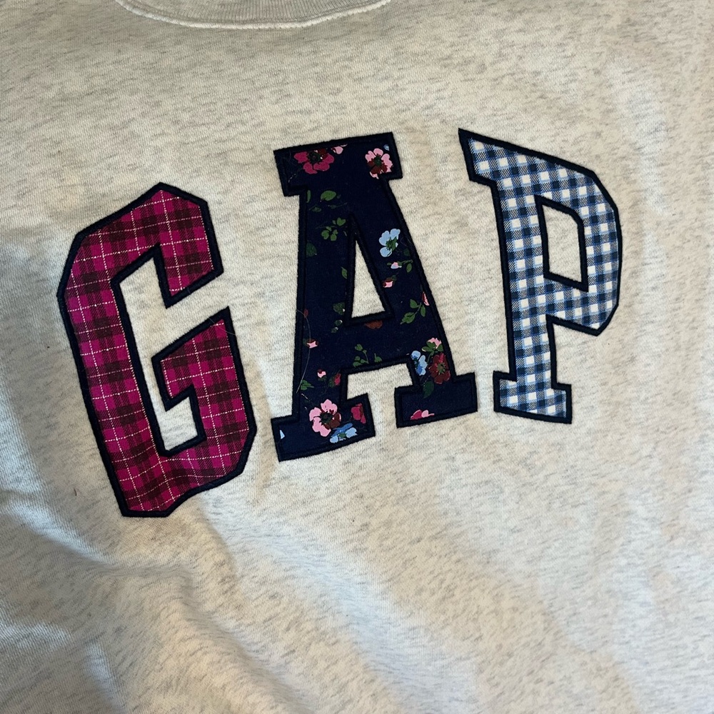 GAP Sweatshirt with Plaid & Floral Logo